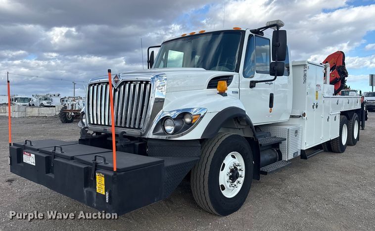 2010 International 7400 crane truck - EG1989