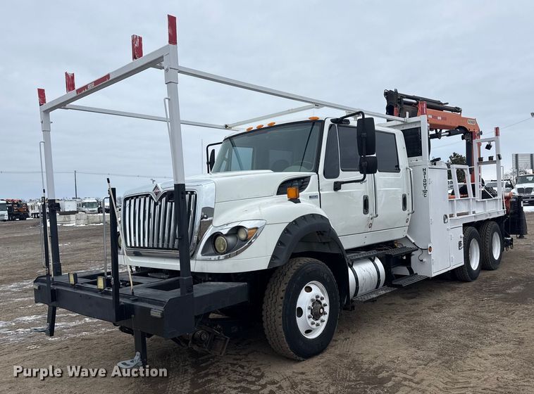 2013 International 7600 crane truck - EG2034