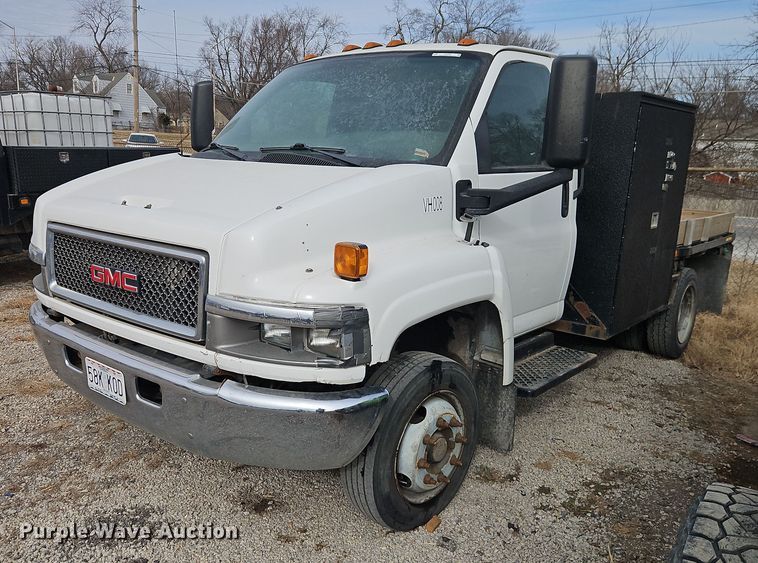 2009 GMC C5500 flatbed truck - EO4944