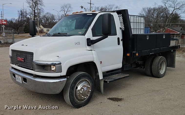 2009 GMC C5500 flatbed truck - EO4945
