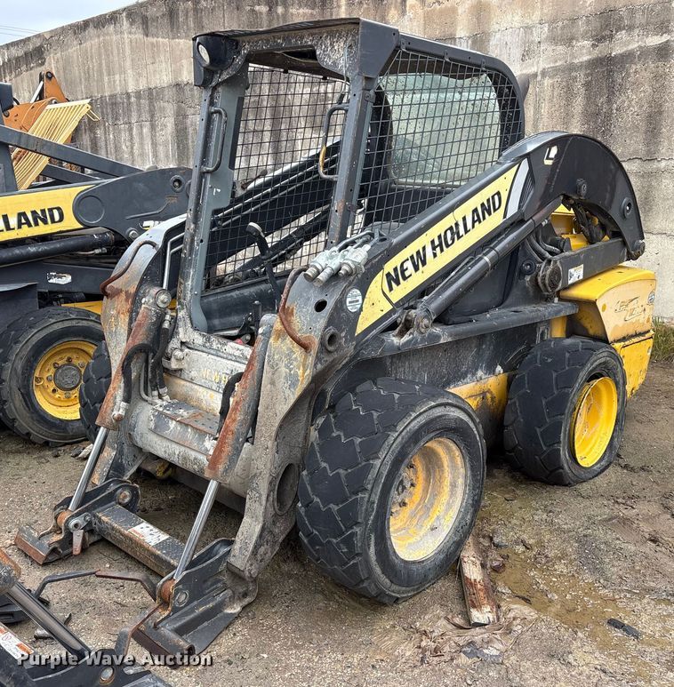 2014 New Holland L225 skid steer loader - ET7360