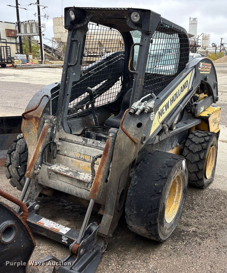 2013 New Holland L225 skid steer loader - ET7361