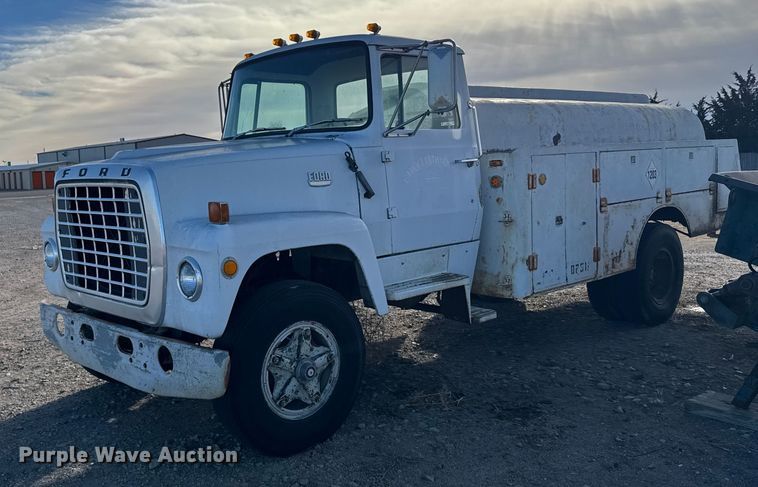 1976 Ford 800 fuel truck - FB0547
