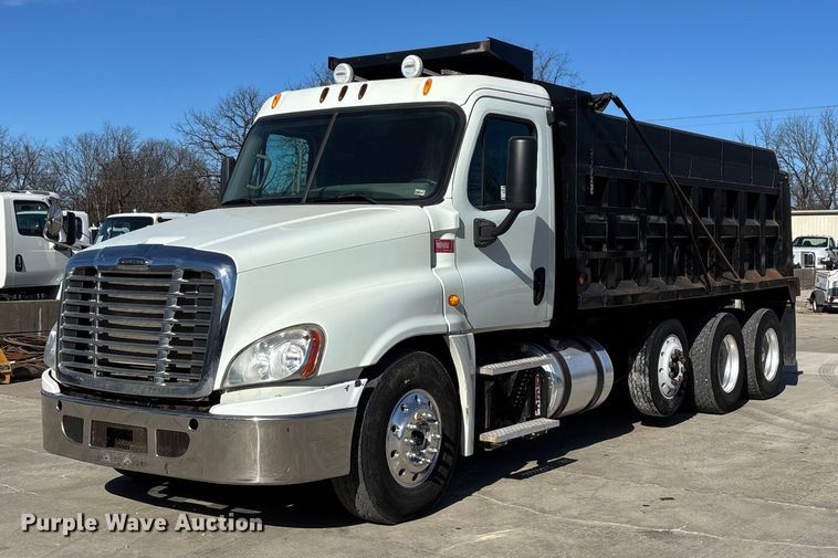 2013 Freightliner Cascadia dump truck - FG0017