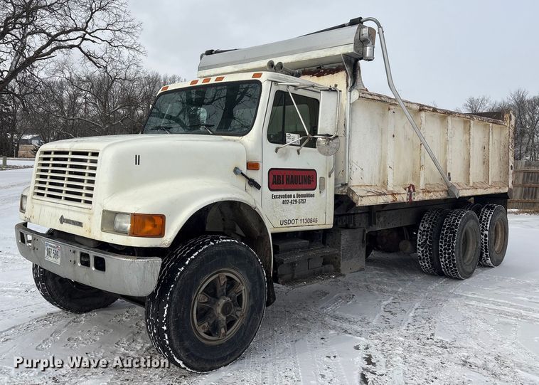 1993 International 4900 dump truck - FG2605