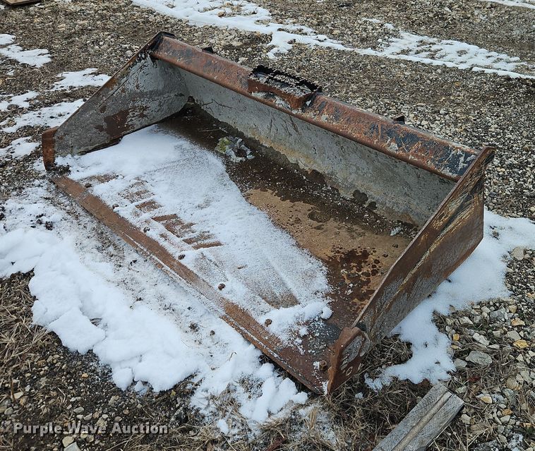 Kubota skid steer bucket - FN5551