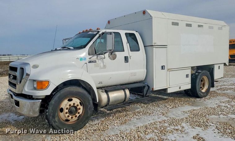 2011 Ford F750 Super Duty chipper truck - YA1478