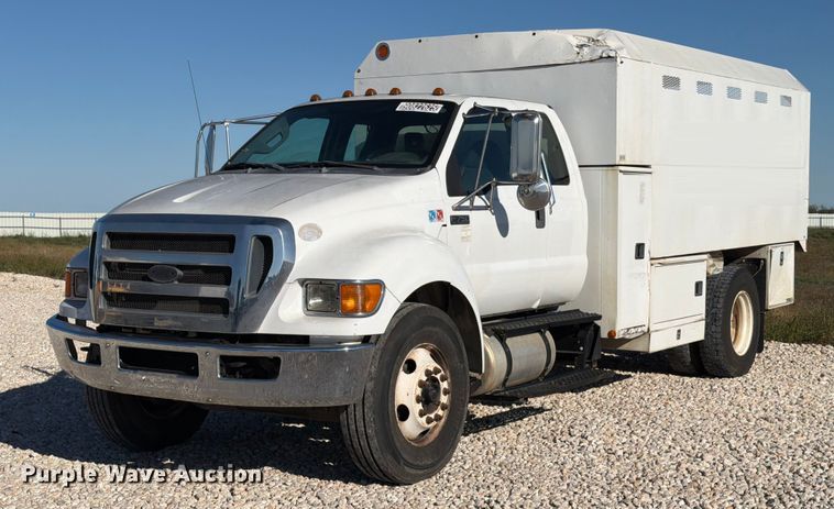 2011 Ford F750 Super Duty chipper truck - YA1479