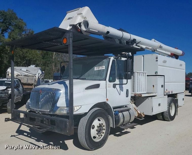 2018 International 4300 forestry bucket truck - YA1585