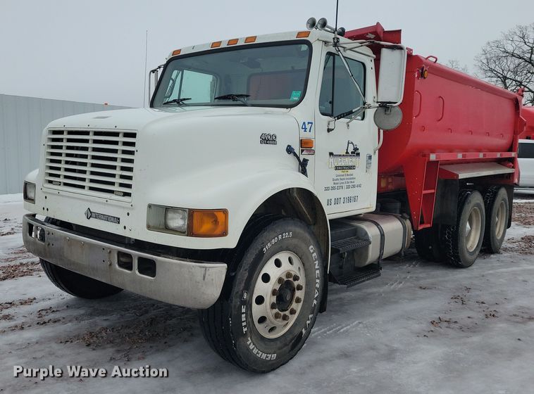 2002 International  4900 dump truck - YA1841