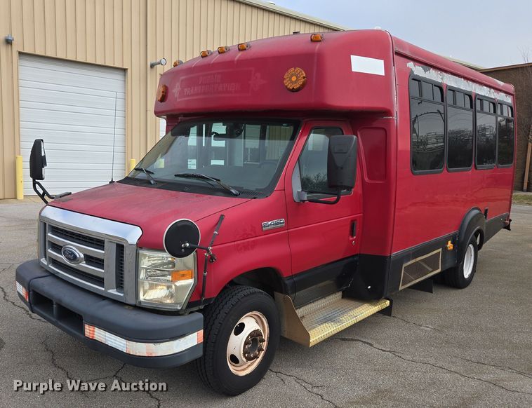 2010 Ford E450 shuttle bus - DU2703