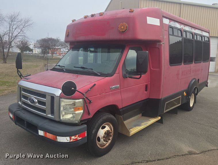 2010 Ford E450 shuttle bus - DU2704