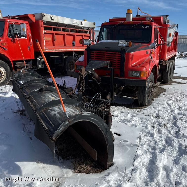 1999 International 4900 dump truck - DZ4284