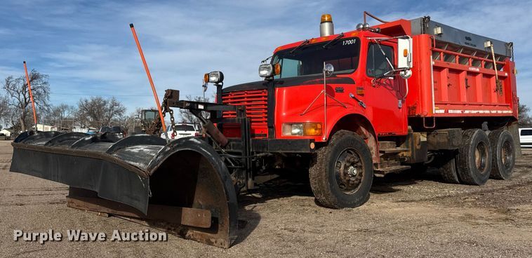 1999 International 4900 dump truck - DZ4284