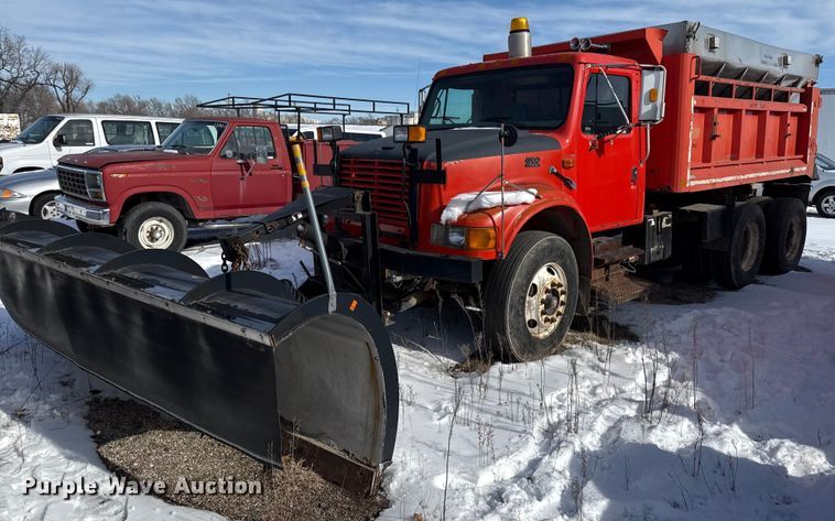 1999 International 4900 dump truck - DZ4285