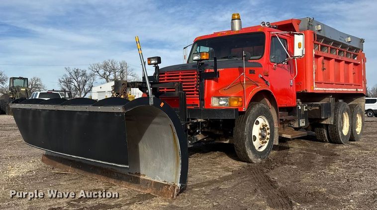 1999 International 4900 dump truck - DZ4285