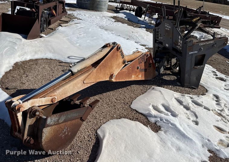 Melroe 709 backhoe attachment - EP2868