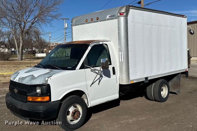 2003 Chevrolet Express 3500 box truck - FB0731