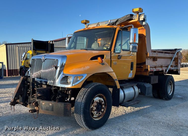 2005 International 7400 dump truck - FB2992