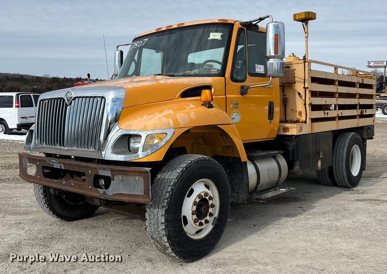 2006 International 7400 tank truck - FG0044