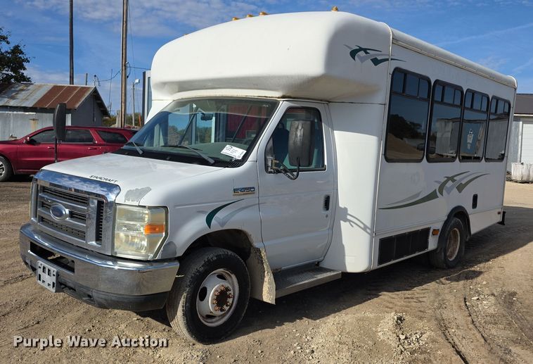 2008 Ford E450 Super Duty shuttle bus - FI0601