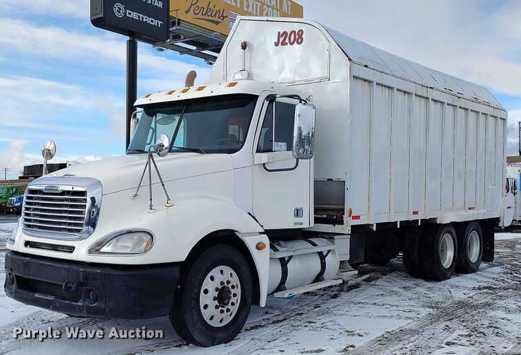 2009 Freightliner Columbia 120 silage truck - DT0883