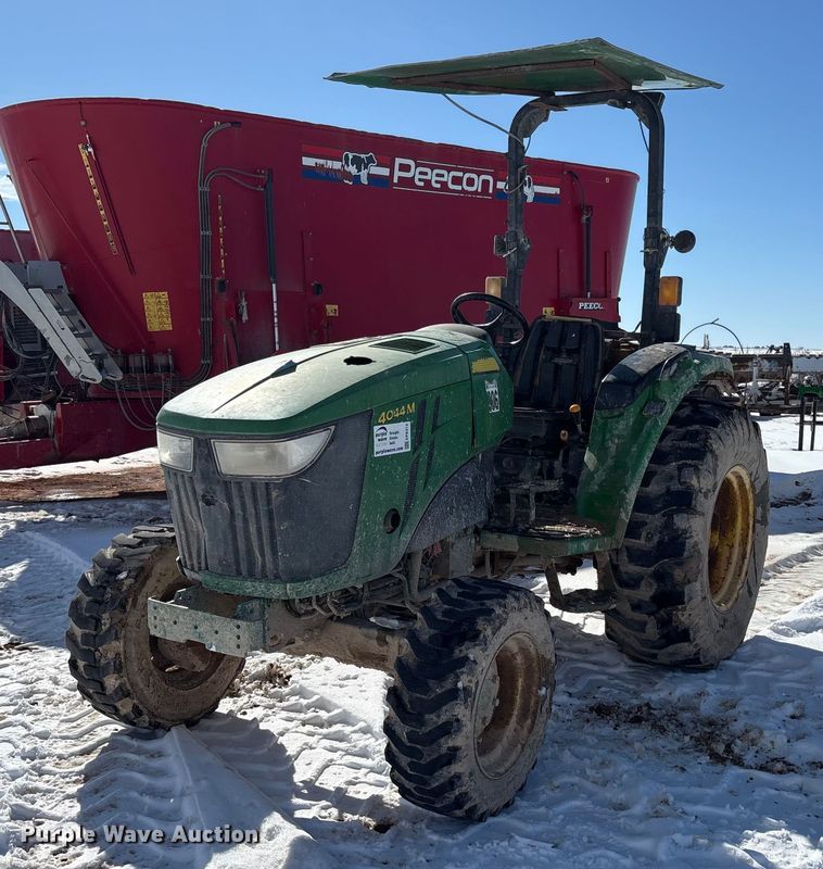 2019 John Deere 4044M MFWD tractor - EF6312