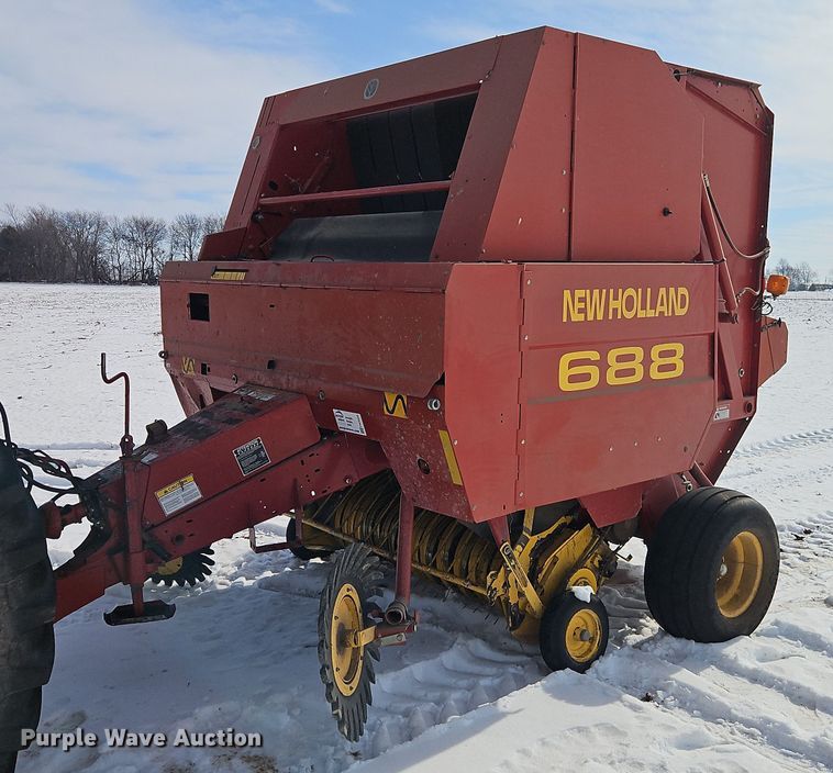 New Holland 688 round baler - FN5528