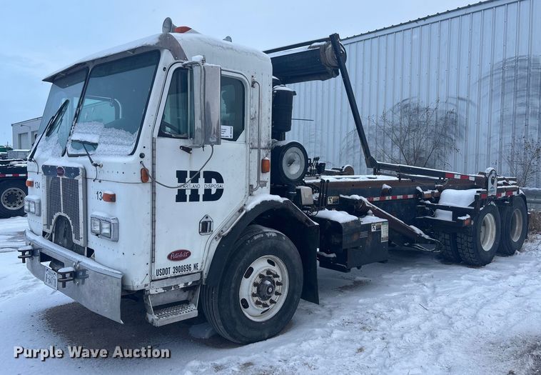 2002 Peterbilt 320 roll-off container truck - DK0202