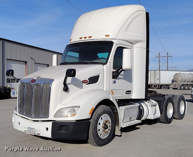 2018 Peterbilt 579 semi truck - DT0871