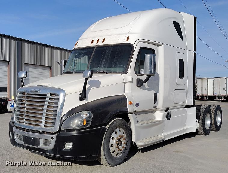 2016 Freightliner Cascadia 125 semi truck - DT0872