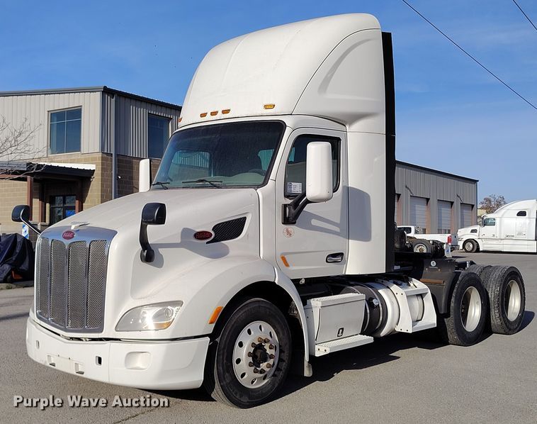 2018 Peterbilt 579 semi truck - DT0873