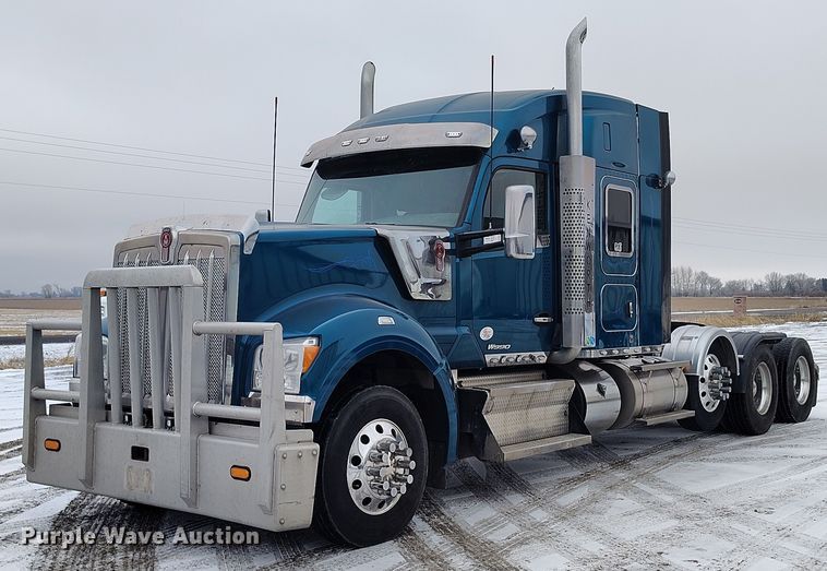 2020 Kenworth W990 semi truck - DT0890