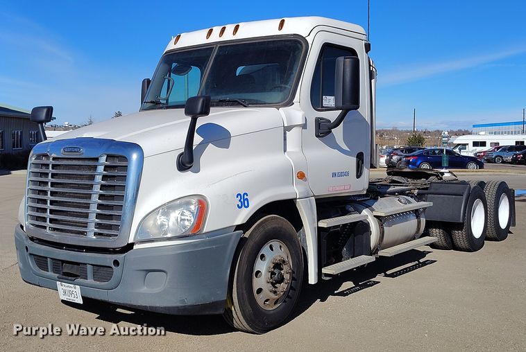 2018 Freightliner Cascadia 125 semi truck - DT0894