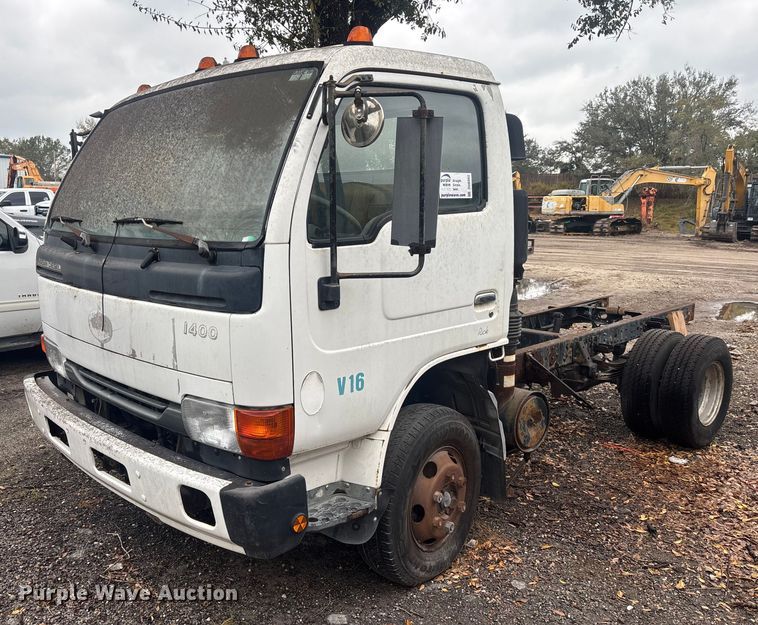 2003 UD 1400  truck cab and chassis - DU0382