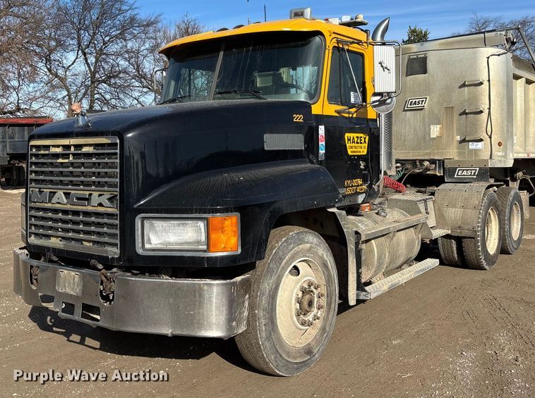 2000 Mack CH613 semi truck - DW7455