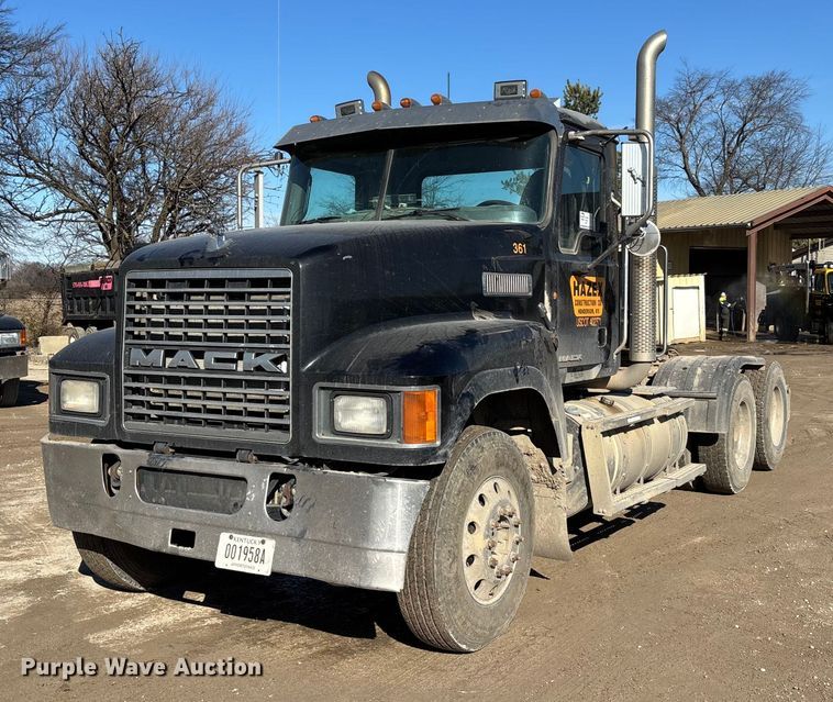 2013 Mack CHU613 semi truck - DW7461