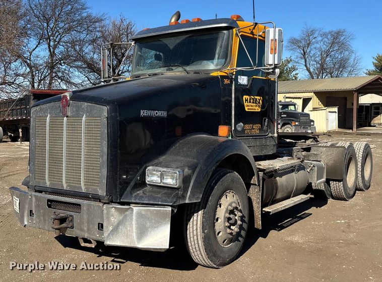 2014 Kenworth T800 semi truck - DW7462