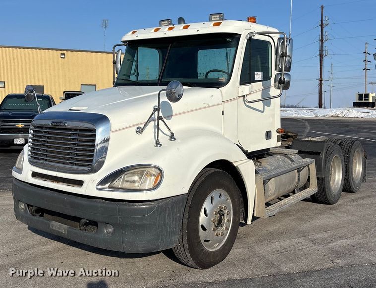 2001 Freightliner Columbia semi truck - DW7475