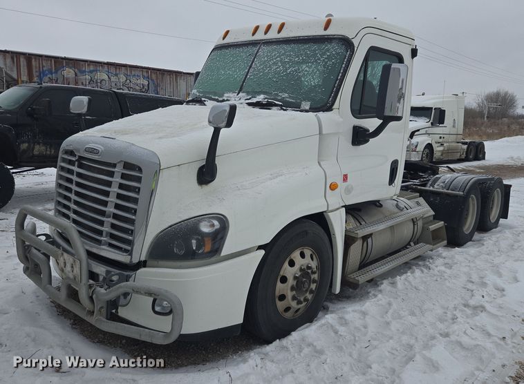 2015 Freightliner Cascadia semi truck - EB1281