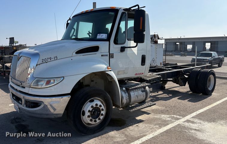 2015 International 4300 truck cab and chassis - EC8211