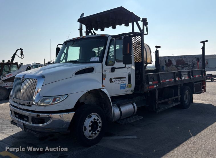 2013 International 4300 SBA flatbed truck - EC8212
