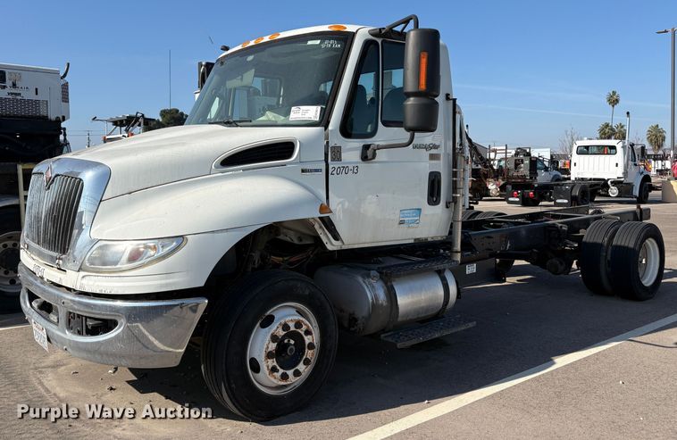2013 International 4300 truck cab and chassis - EC8215