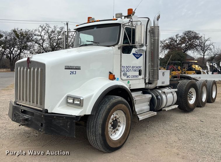 2015 Kenworth T800 semi truck - EE0099