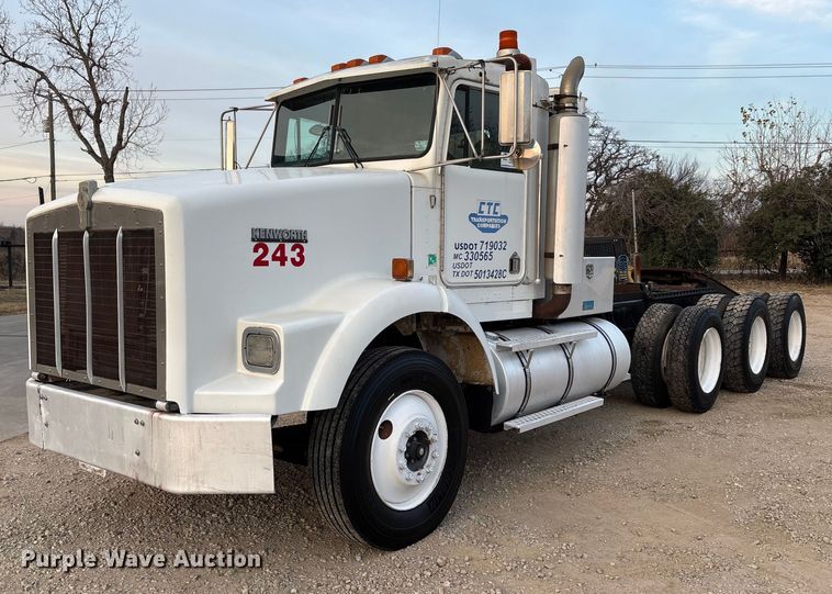 2000 Kenworth T800 semi truck - EE1385