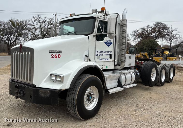 2014 Kenworth T800 semi truck - EE1390
