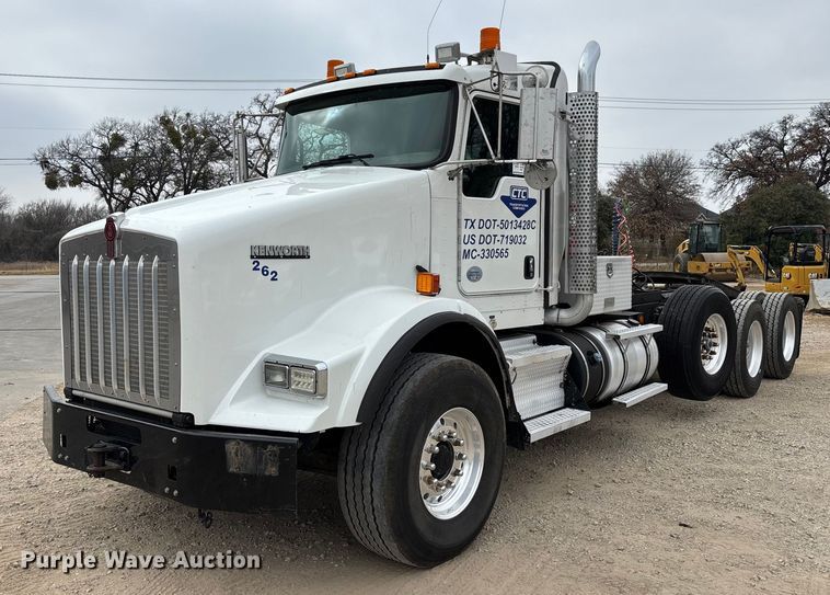 2015 Kenworth T800 semi truck - EE1391