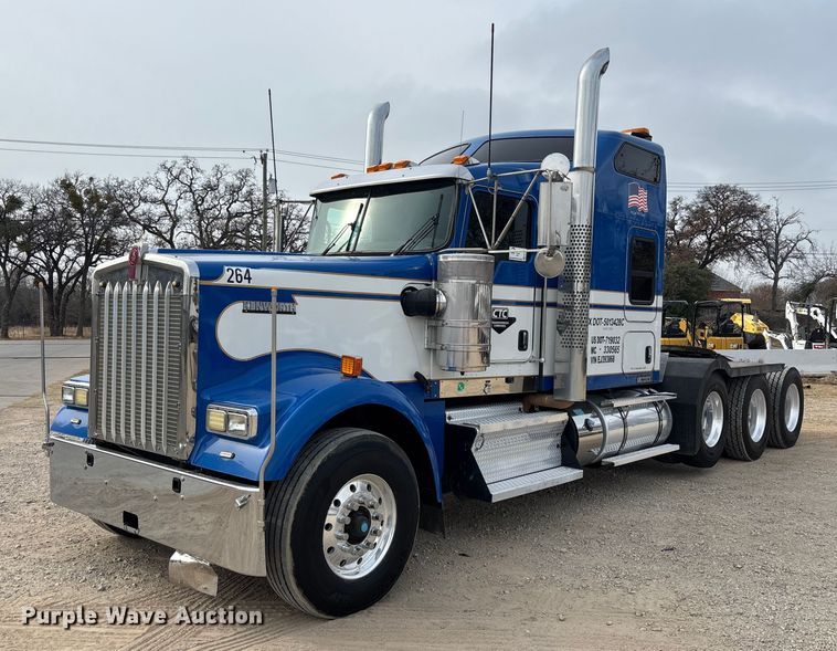 2014 Kenworth W900 semi truck - EE1392