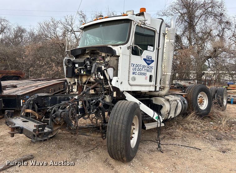 2014 Kenworth T800 semi truck - EE1394