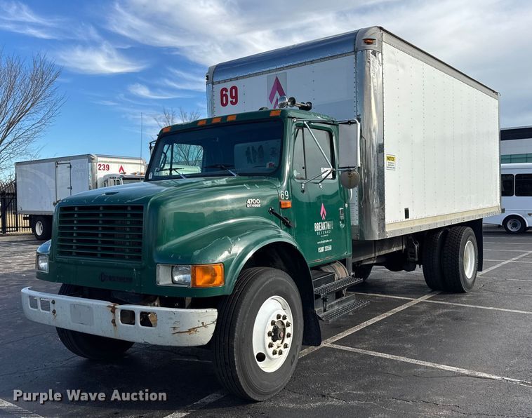 2002 International 4700 box truck - EF2297